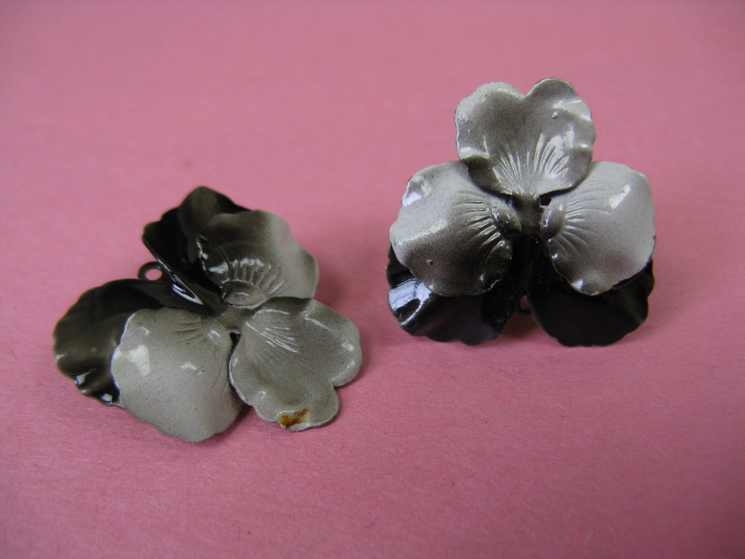 1950's gray iris enamel earrings.  ombre metal flower clip on earrings.