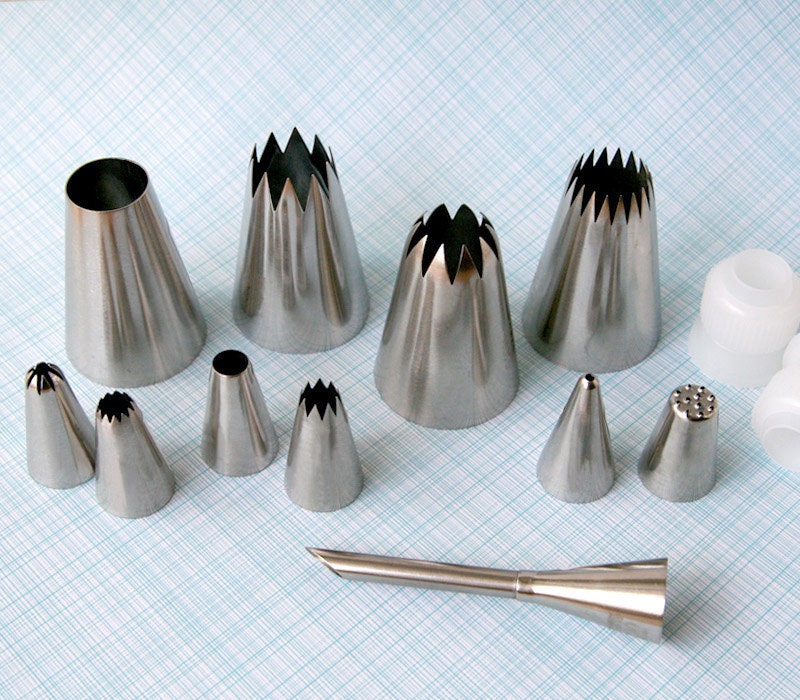 Deluxe Pastry Tip Set - Frosting Tip Set - 11 Pastry Tips, 2 Couplers and 12 Pastry Bags - Jumbo and Mini Pastry Tips