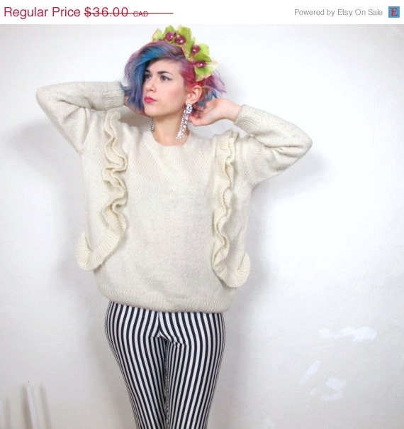 20% OFF VACATION SALE 80s Cream Pretty Ruffle Sweater (S/M/L)