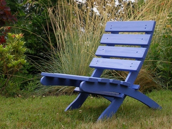 Cedar Patio Chair for Outdoor Relaxation - color: Blue Fish