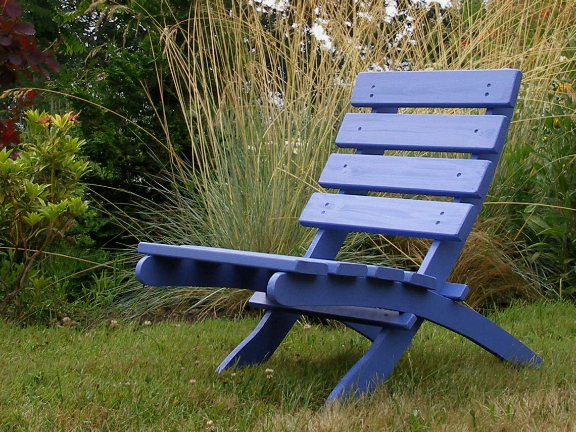 Cedar Patio Chair for Outdoor Relaxation - color: Blue Fish