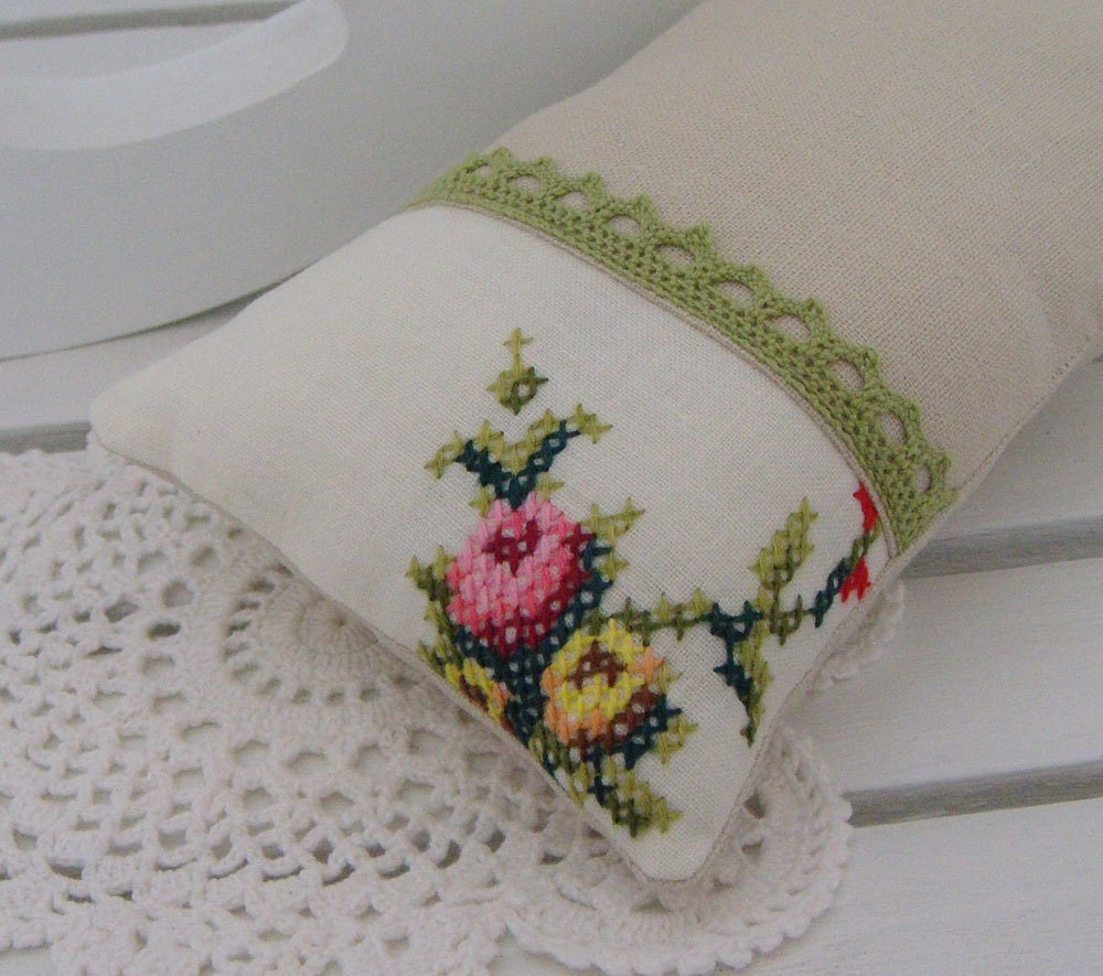 Embroidered Patchwork Pincushion (lavender scented) - apple green (246)