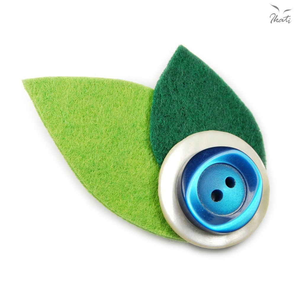 Vintage blue flower button brooch. Upcycling. Recycling. Felt. Original. Single copy.