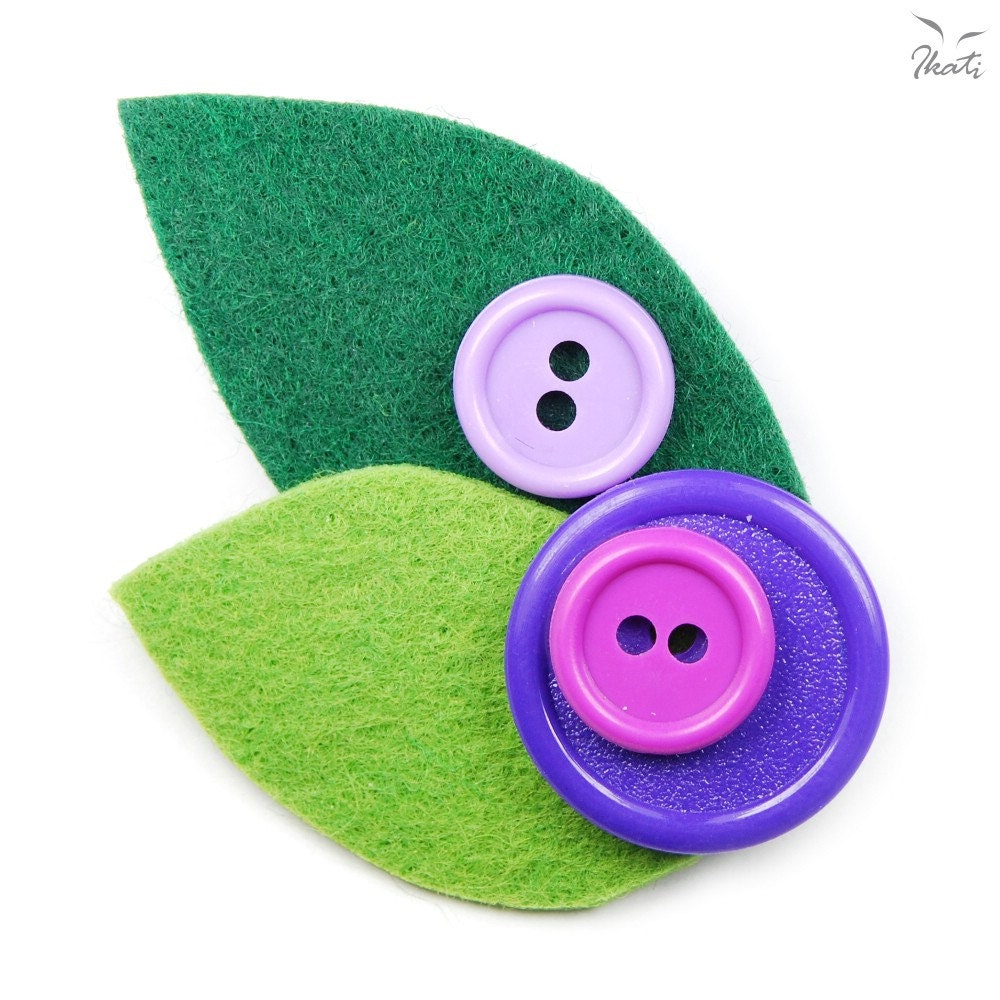 Vintage violet flower button brooch. Upcycling. Recycling. Felt. Original. Single copy.