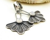 Moonstone earrings , sterling silver earring, metalwork earring, vintage style retro earring, gemstone fine jewelry, vintage style jewelry
