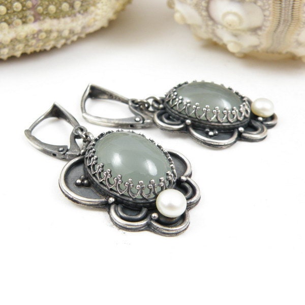 Sterling silver earring , metalwork earring , vintage style earring , silver dangle earring , gemstone fine jewelry , pearl retro jewelry