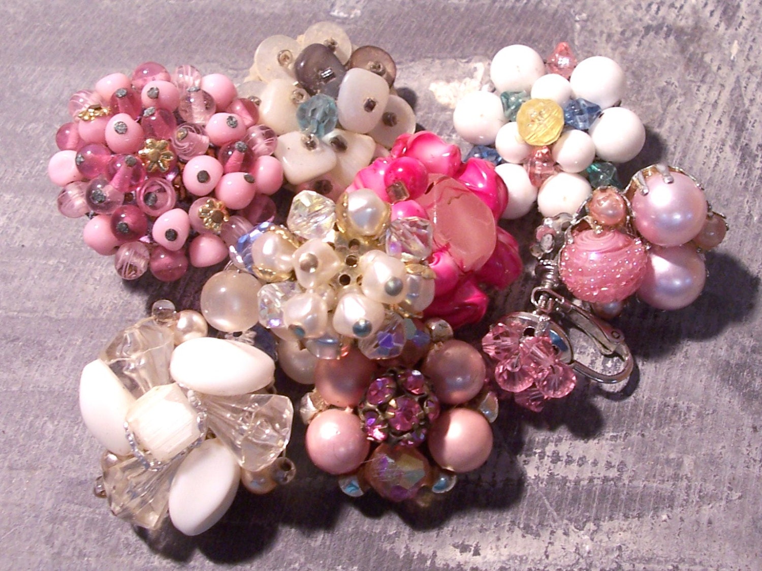 VINTAGE CLuSTER Earrings Ten (10) Single Earrings PINK White Blue Beads Cluster Earrings For Parts or Repair Vintage Jewelry Destash (Y220)