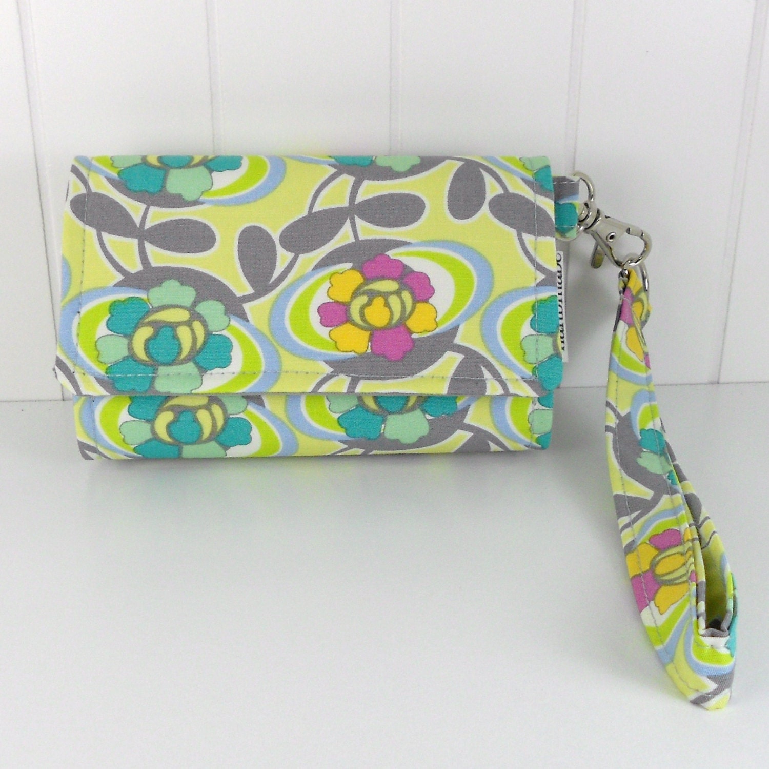 The Errand Runner - Cell Phone Wallet - Wristlet - for iPhone/Android - Trellis in Vert Blooming/Gray