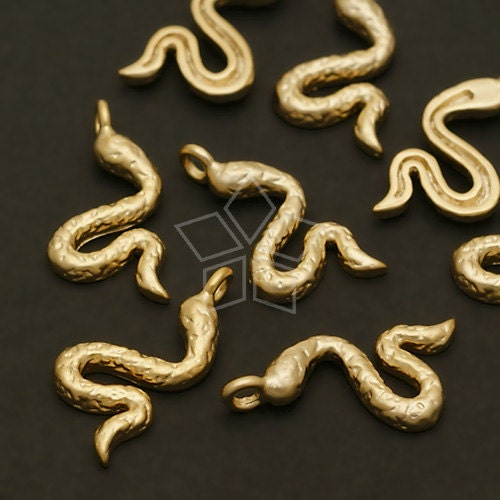 PD-534-MG / 4 Pcs - Tiny Snake Charms, Matte Gold Plated over Brass / 9mm x 16mm