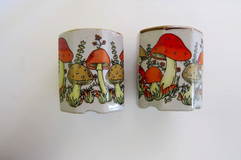 Vintage Mushroom Detailed Salt and Pepper Shakers