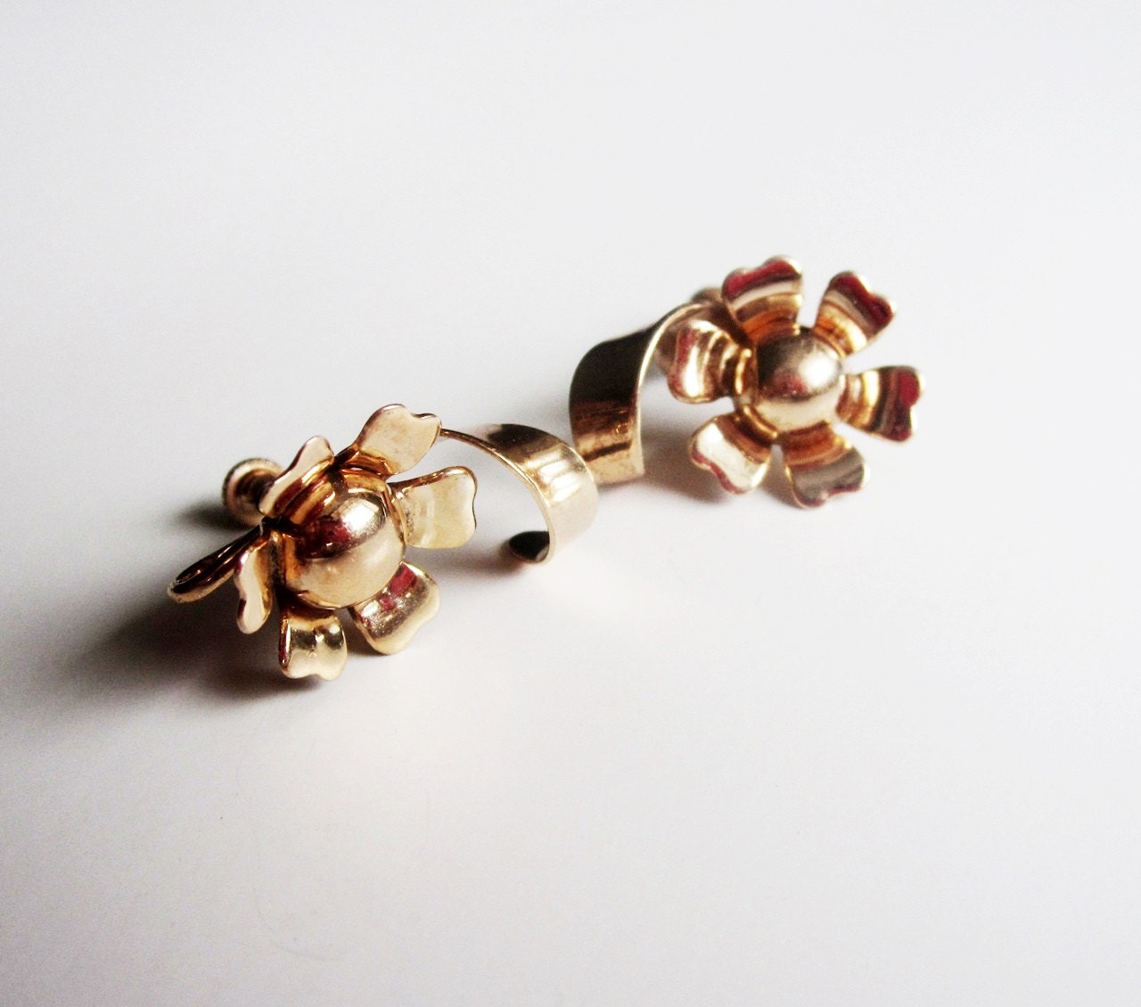 Vintage 1940s Retro Gold Tone Flower Earrings