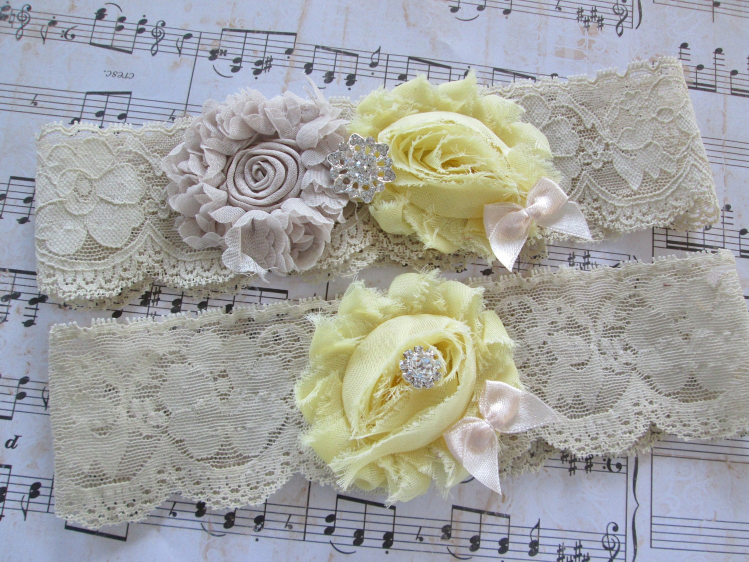 Lace wedding garter, bridal garter set. Fabric flower bridal garter Shabby chic vintage style garter set