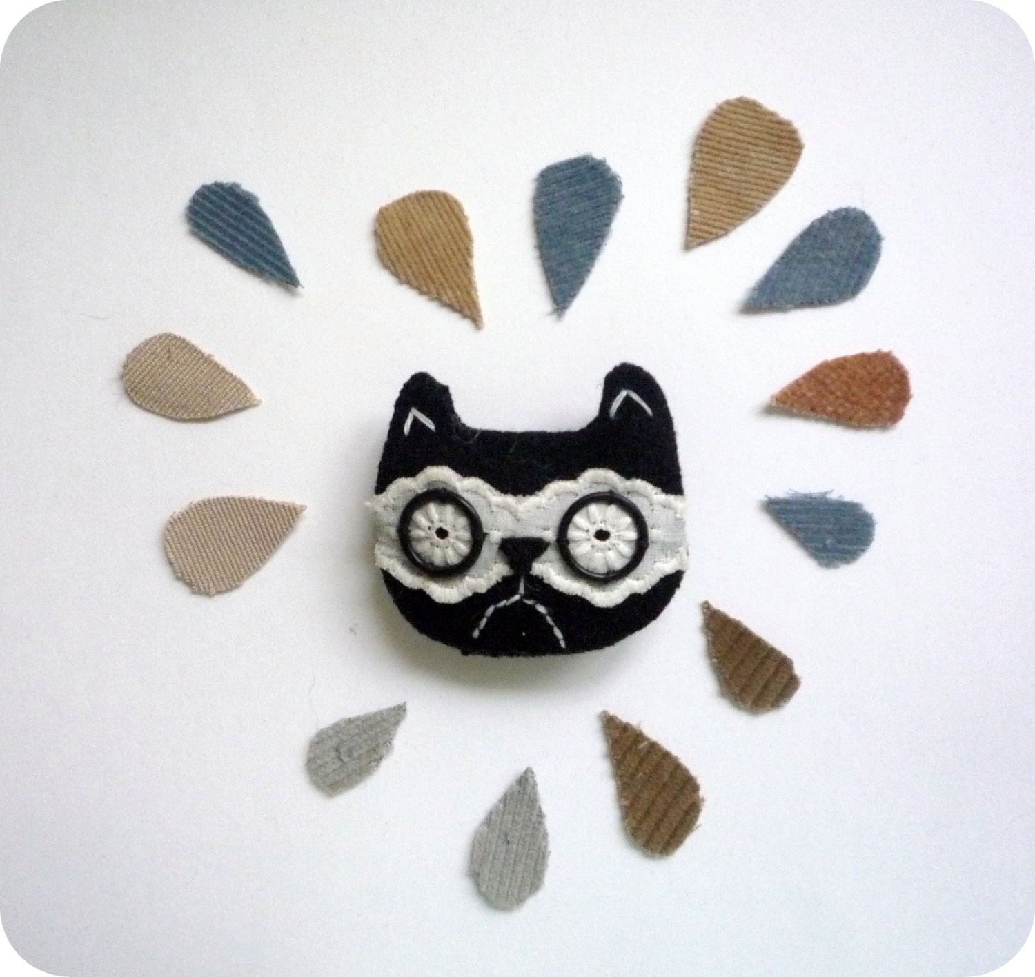 Grumpy cat  - felt and lacy brooch by Wassupbrothers