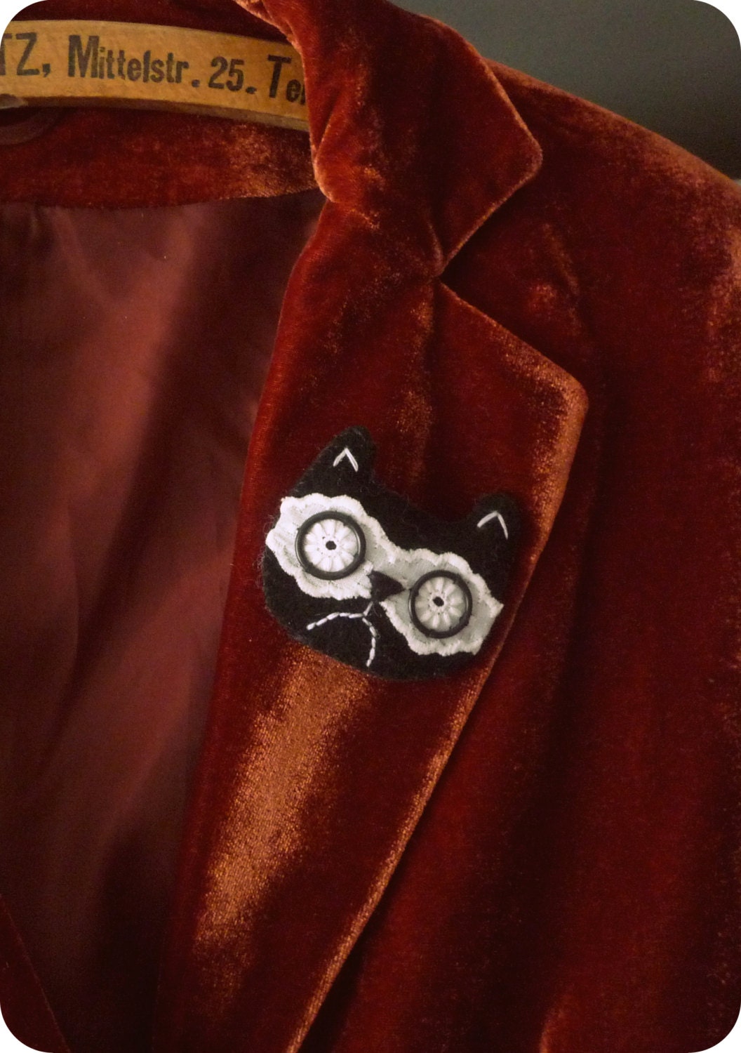 Grumpy cat  - felt and lacy brooch by Wassupbrothers