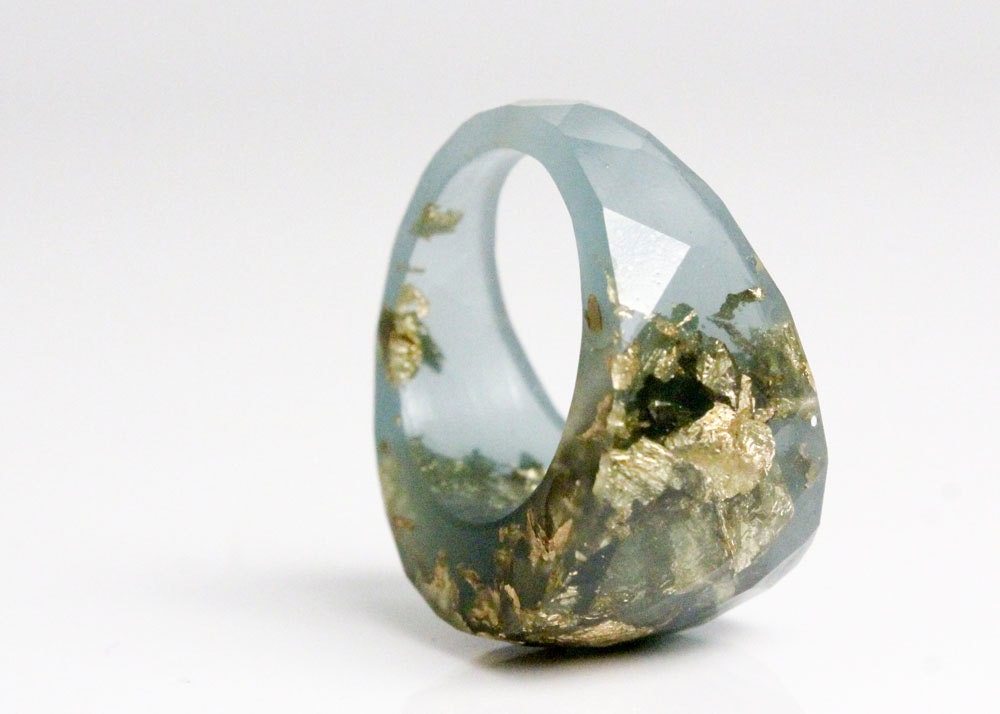 size 8 overcast blue round faceted eco resin ring featuring gold leaf flakes