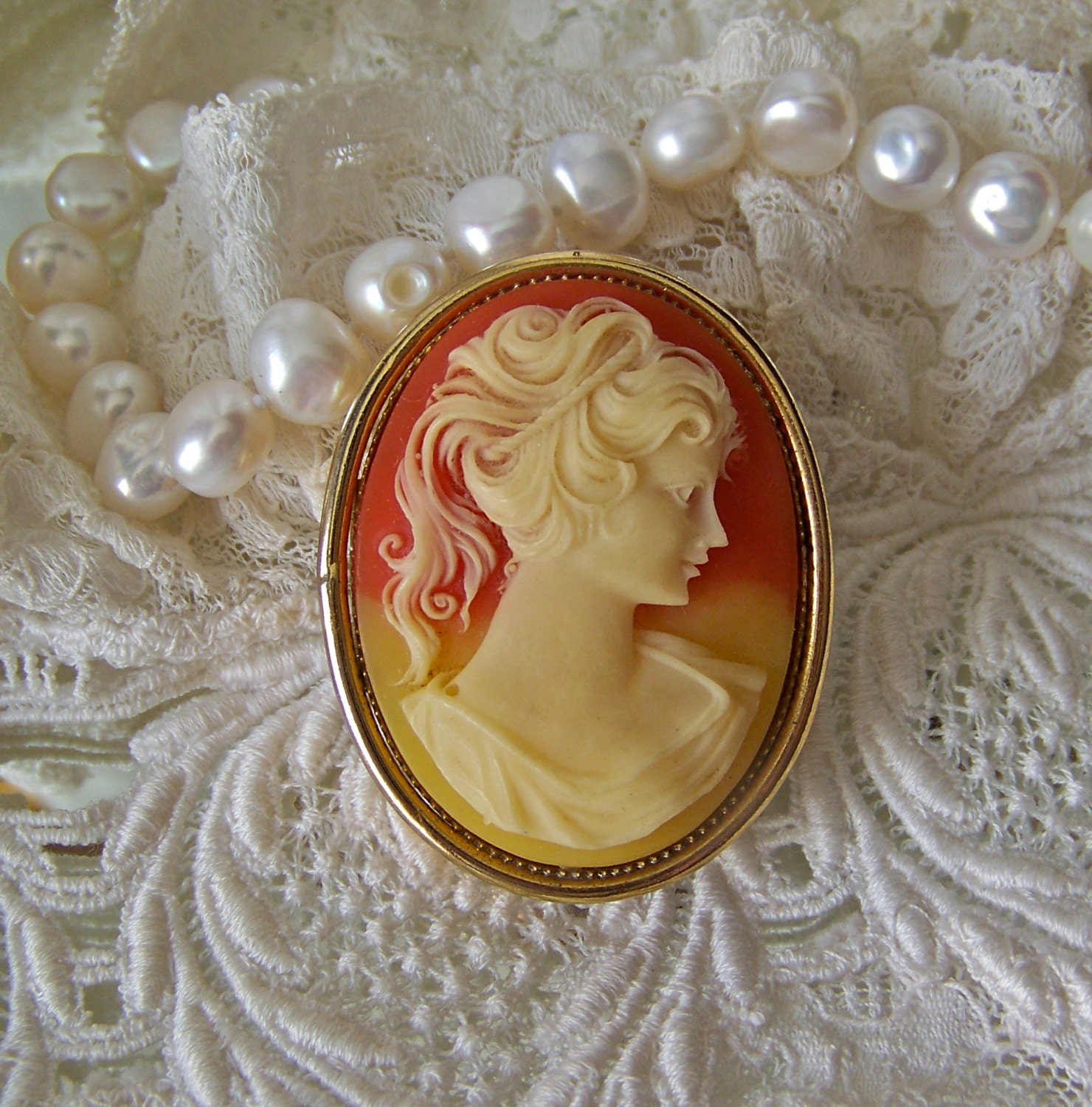 Vintage Perfume Compact Cameo Locket Brooch