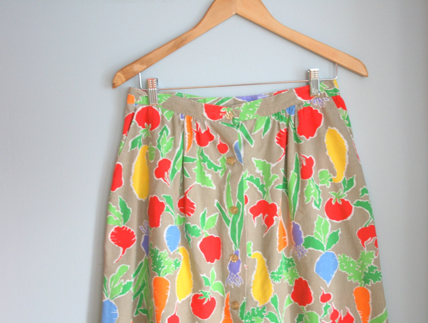 1970s VEGETABLE Skirt....size medium to large ....women. veggies. turnips. squash. carrots. beets. vegetable garden. retro. kitsch.