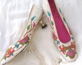 Vintage 60s Taj of India Embroidered Silk Shoes Pagoda Heel 8.5