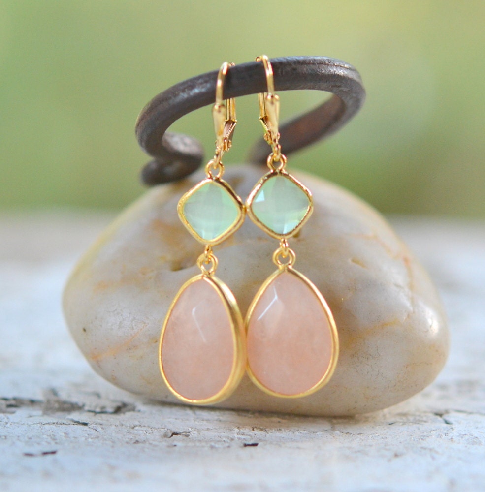 Soft Peach and Mint Bridemaid Earrings in Gold. Dangle Earrings.  Bridesmaid Jewelry. Wedding Jewelry.