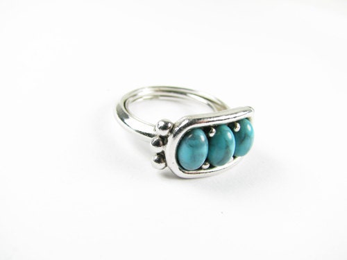 Vintage Faux Turquoise Ring / Avon Ring / Size 5 Ring / Silver Tone Adjustable Ring /  - Bague Turquoise Faux.