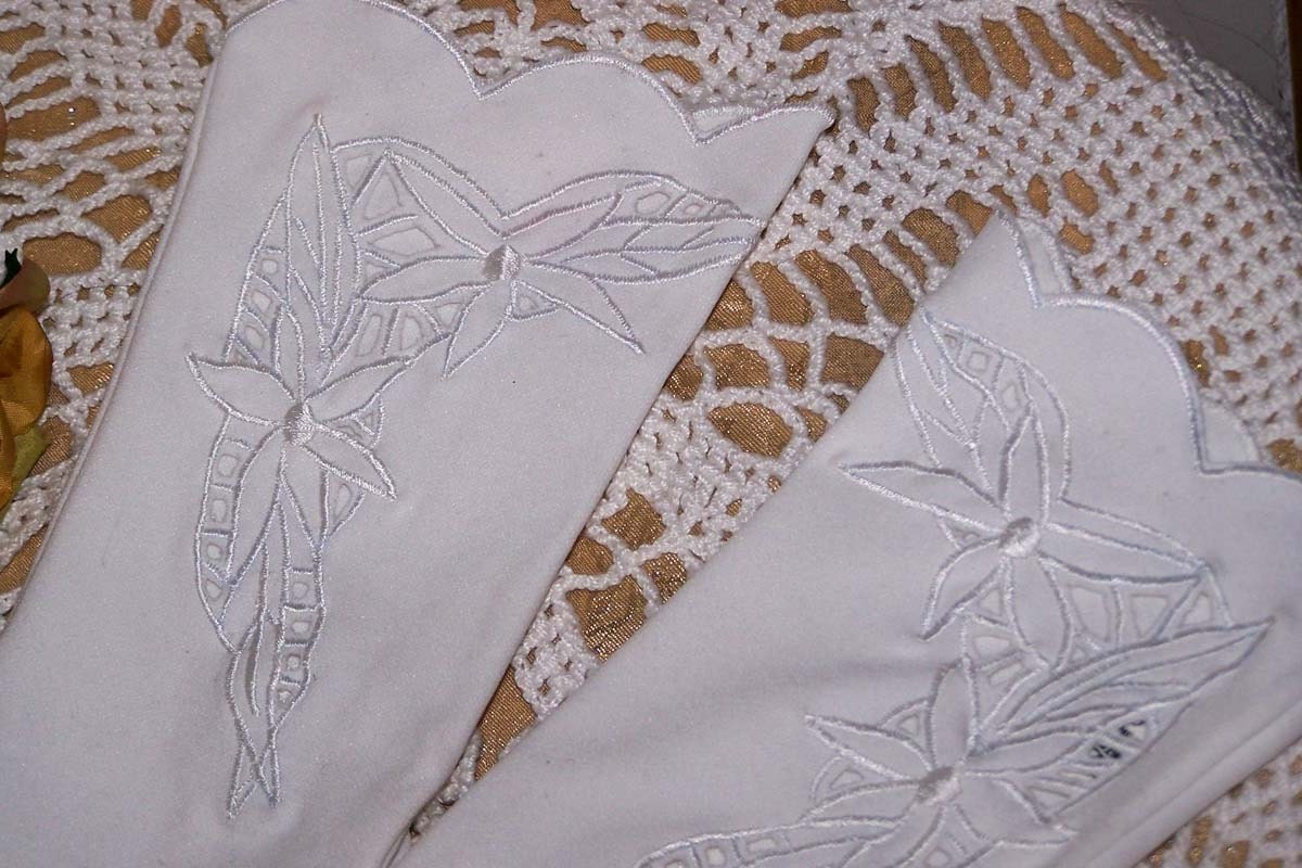 vintage 50s Lovely Embroidered cut out Ladies Gloves