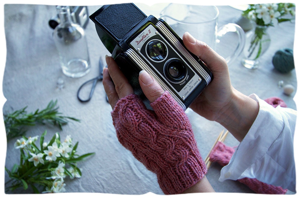 handwarmer kit, with a learn to knit video tutorial. short & sweet spring cabled fingerless gloves in heather pink.