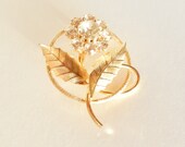 Sparkling Vintage Circle Brooch with Rhinestone Flower Gift for Her Bridal Formal