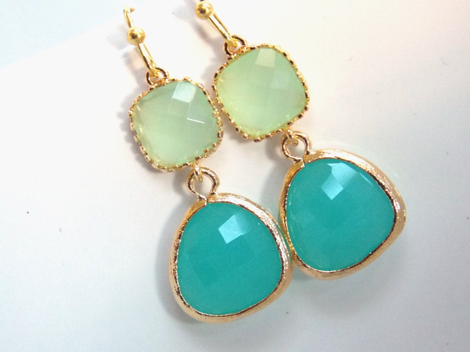 Stunning glass gold earrings in mint and light mint green color! These beautiful glass faceted beads are suspended from gold plated ear wire. Absolutely gorgeous!