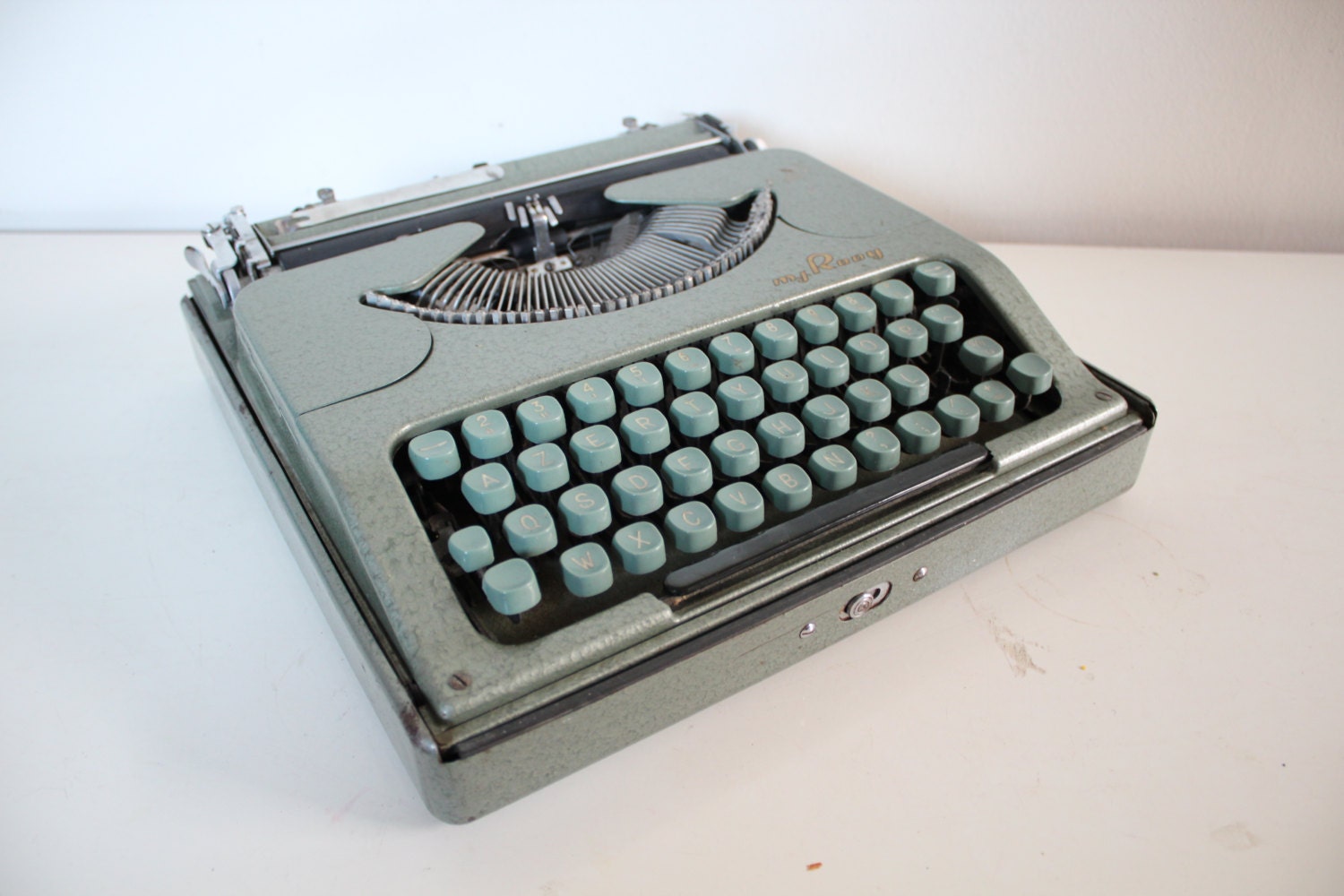 Very rare 1950's Rooy portable typewriter - the flattest in the world. 4cm thick, case included. - VintageEuroDesign