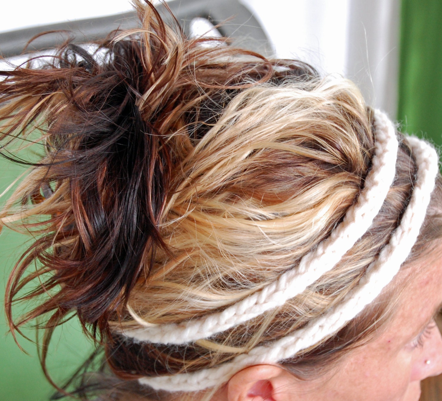 Headband / hair band - hand knit - button closure - Accessory trend