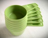 vintage tupperware measuring cups - set of 6 - apple green