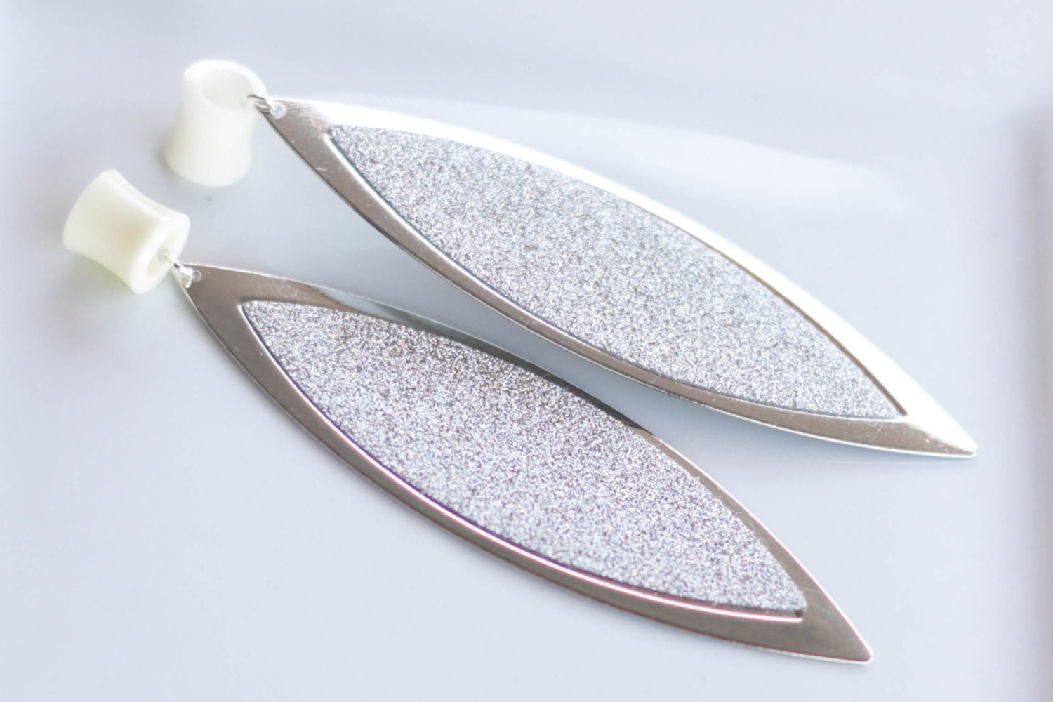 4g-5/8" Silver Oval Dangle Tunnels