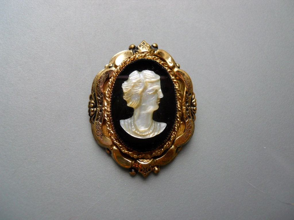 VIntage Retro CORO Carved Mother of Pearl MOP Shell Cameo Black Brass Onyx Brooch Pin