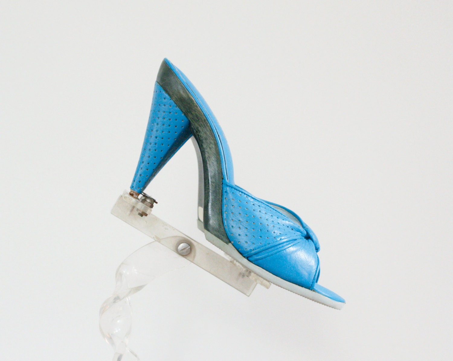 80s does 50s vintage high heels / bright blue mules