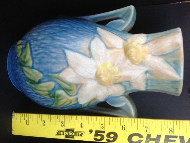 1940'S ROSEVILLE Clematis vase with beautiful cascading heart shaped leaves. Very collectible and in good shape