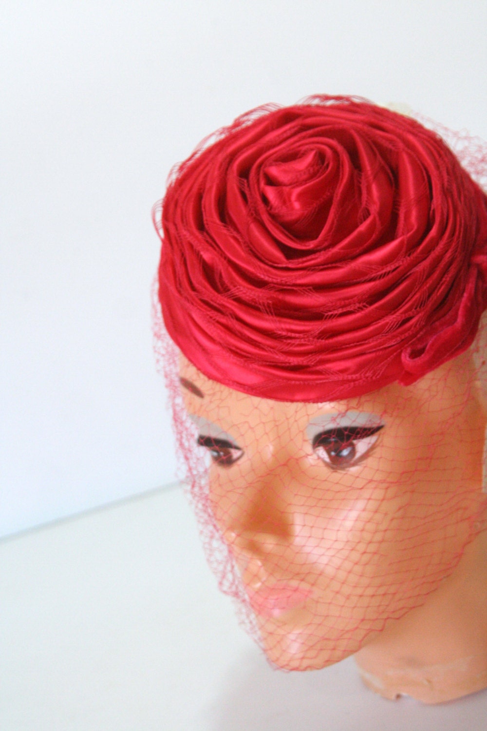 Vintage Hot Pink Fuchsia Fascinator with velvet bow Rose bud shape and Veil 1960s Pill Box Hat Spring Fashion