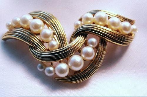 Modernist Trifari Simulated Pearl Brooch