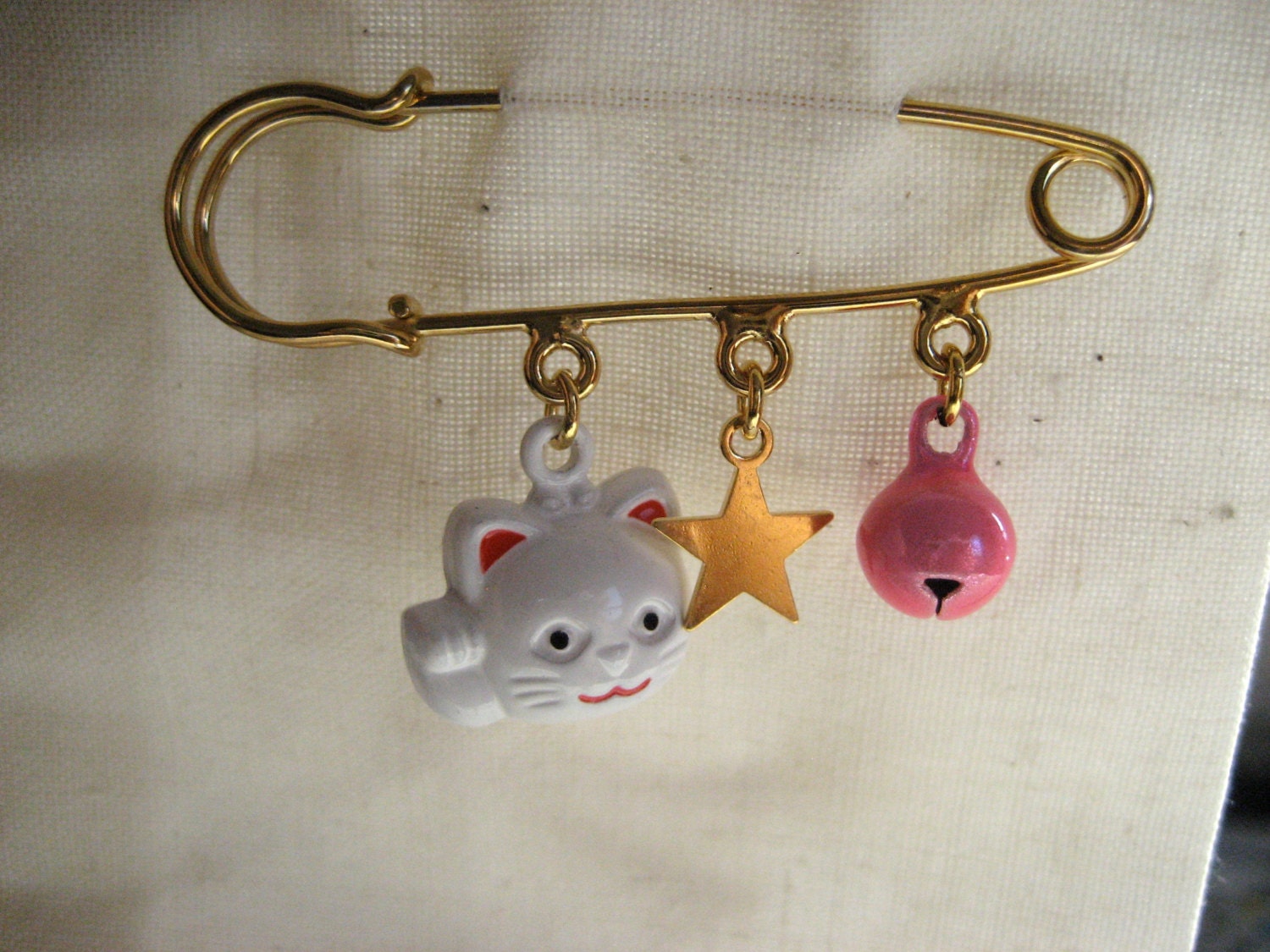 Little white lucky cat brooch