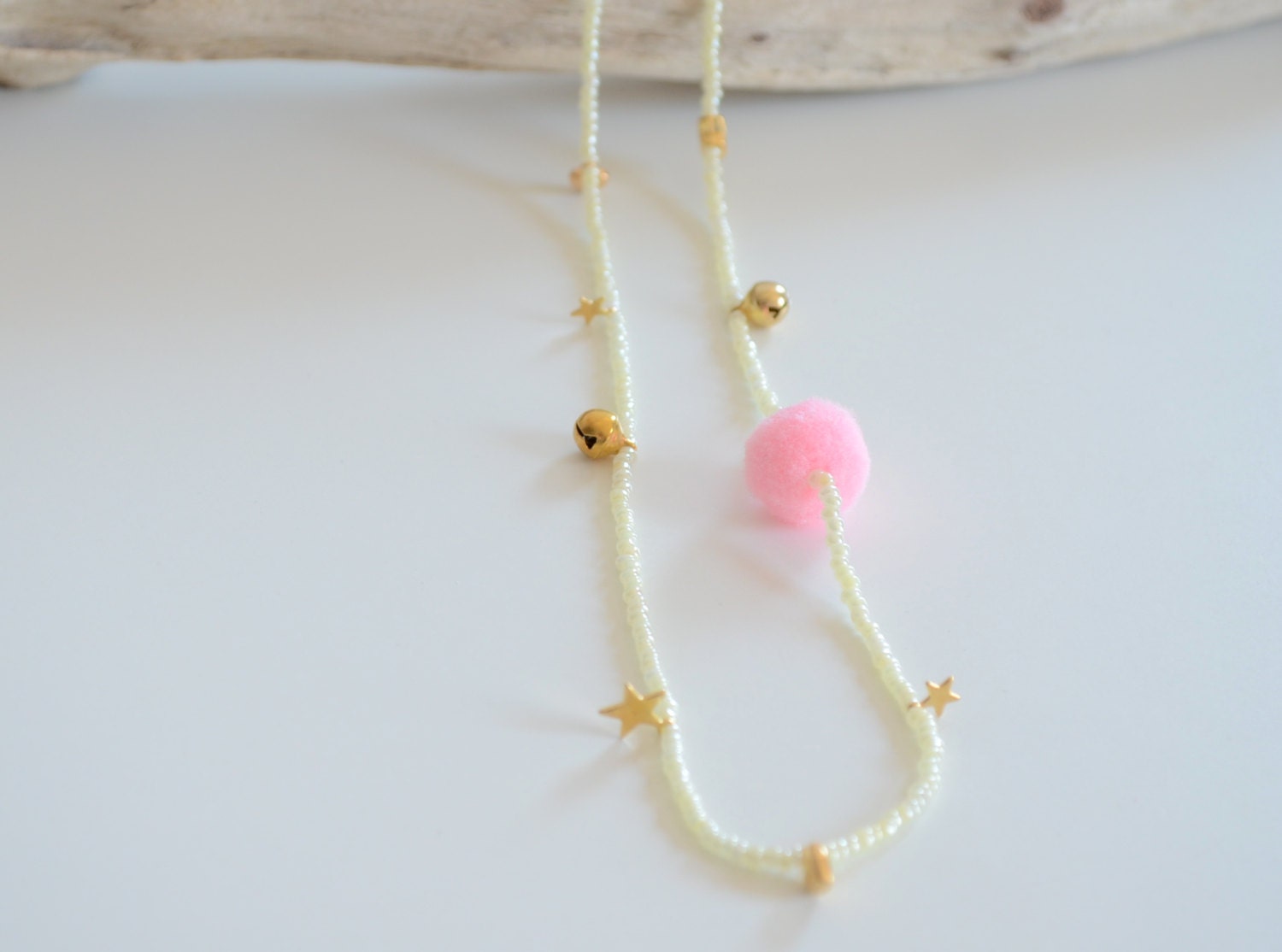 Stars and pompom necklace in Yellow (iridescent)
