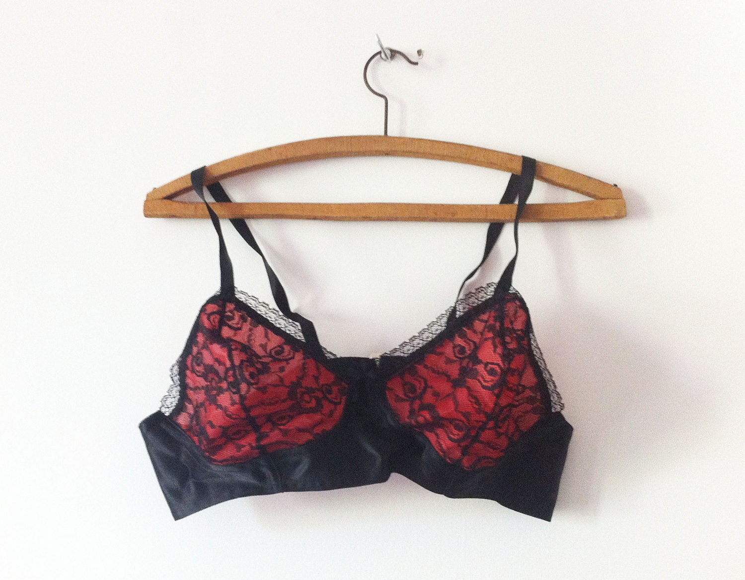 Vintage bra in black and red lace, 60s new never used
