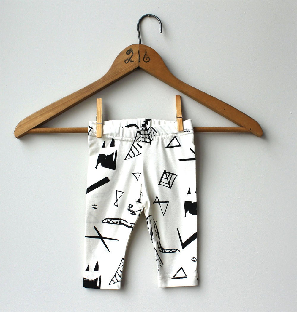 Snake Pyramid Leggings in Black on Creme