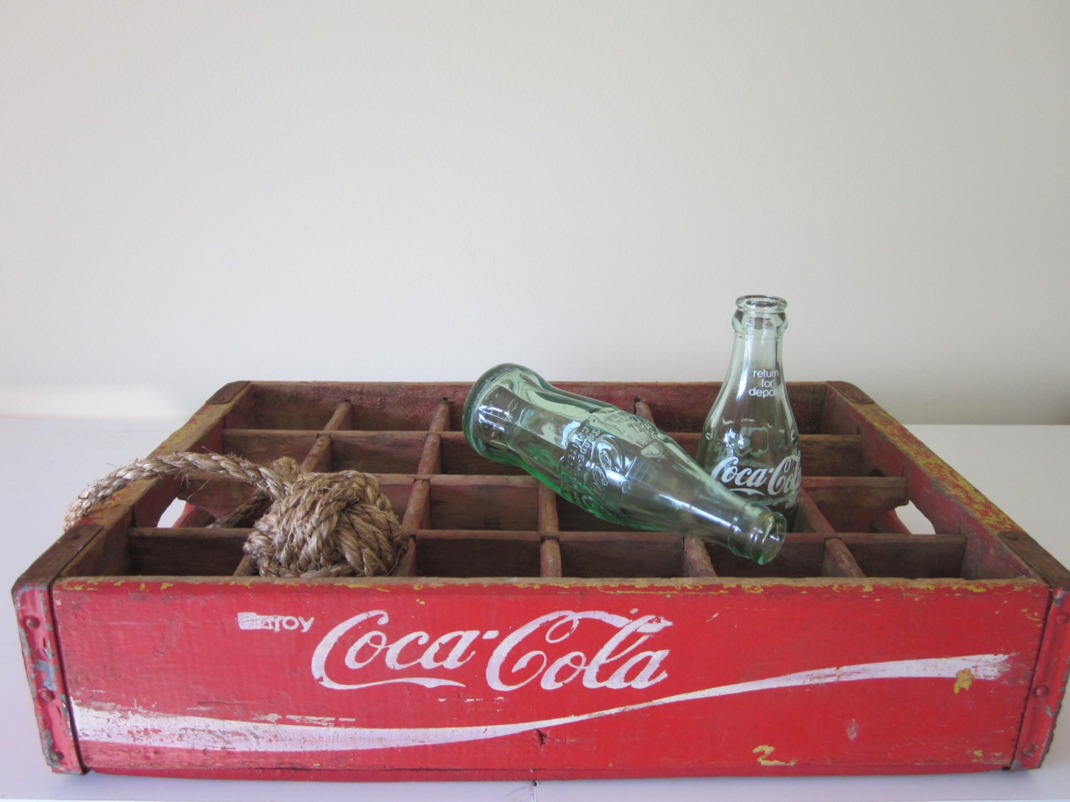 vintage wooden coca cola crate with dividers / rope knot