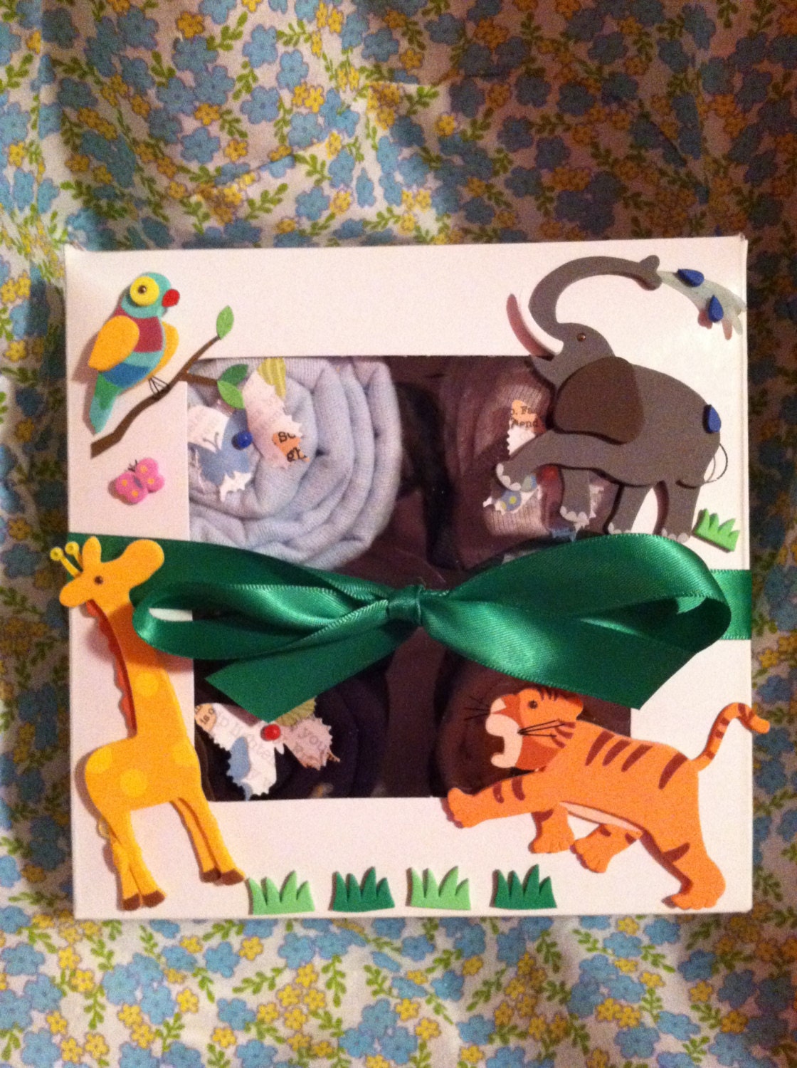 Cupcake Onesie Gender Neutral   Jungle Baby Shower Gift - Gender neutral - Onesies Diapers and Washcloths
