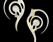 10G Pair Mother of Pearl Flow Organic Hand Carved Gauged Plugs Body Piercing Jewelry Earrings 10 gauge