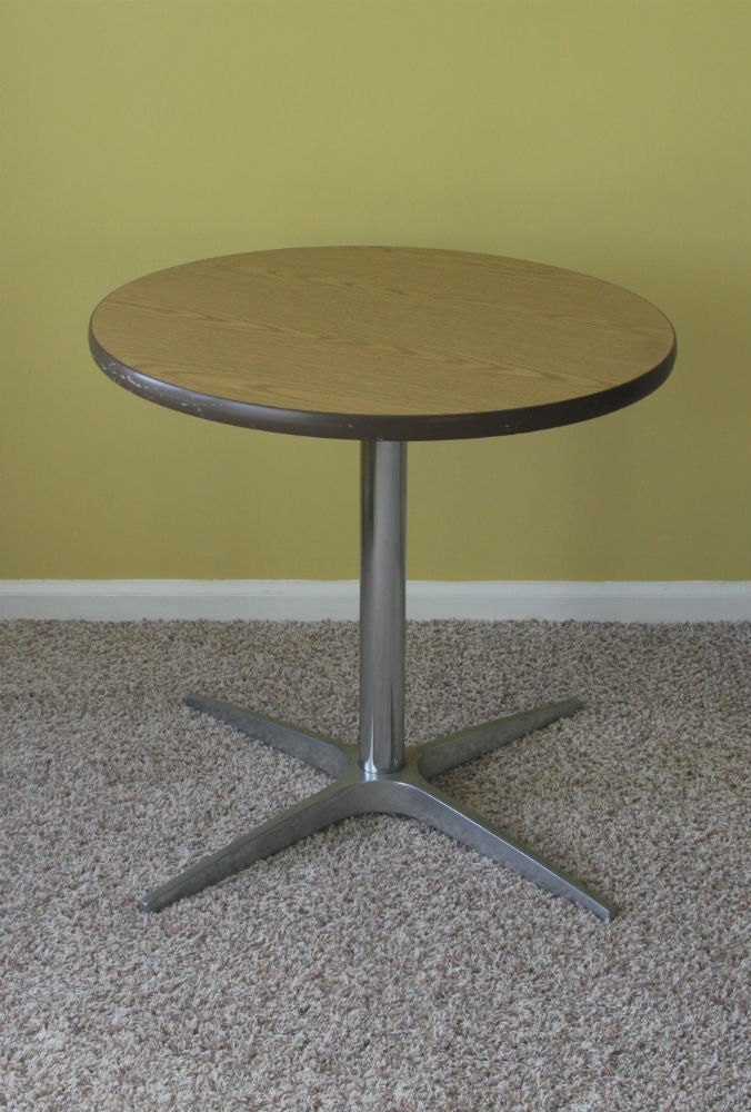Herman Miller 30" Round Pedestal Table