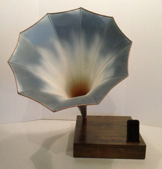 Acoustic  iPhone Speaker Dock w/ Antique Phonograph Horn