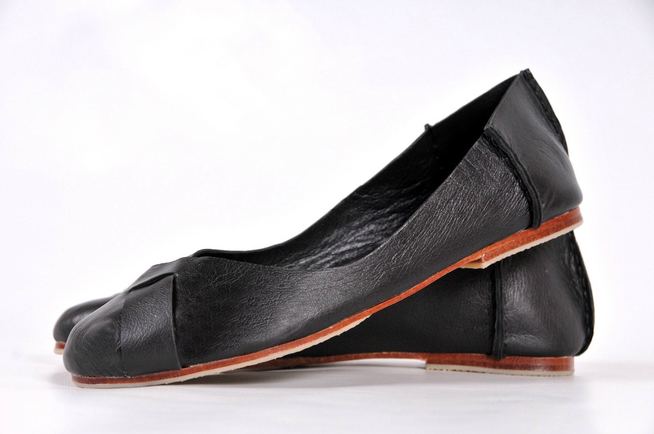 SALE. Sz 8.5. NATIVE. Leather flats / womens shoes / leather shoes
