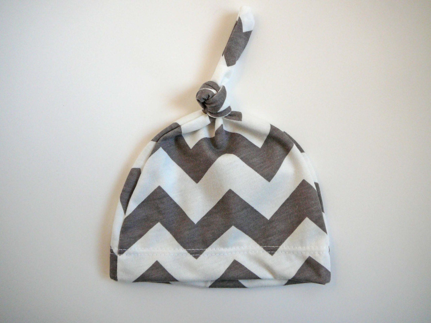 Newborn baby hat. Adjustable. Size: newborn/ XS   White and gray color. Chevron printed fabric.     (Made by lippy brand)