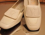 NOS 1970s WHITE Cobbies Vintage Leather Ladies Dress Shoes DATED July 1971 Chain Ladies 7.5 M