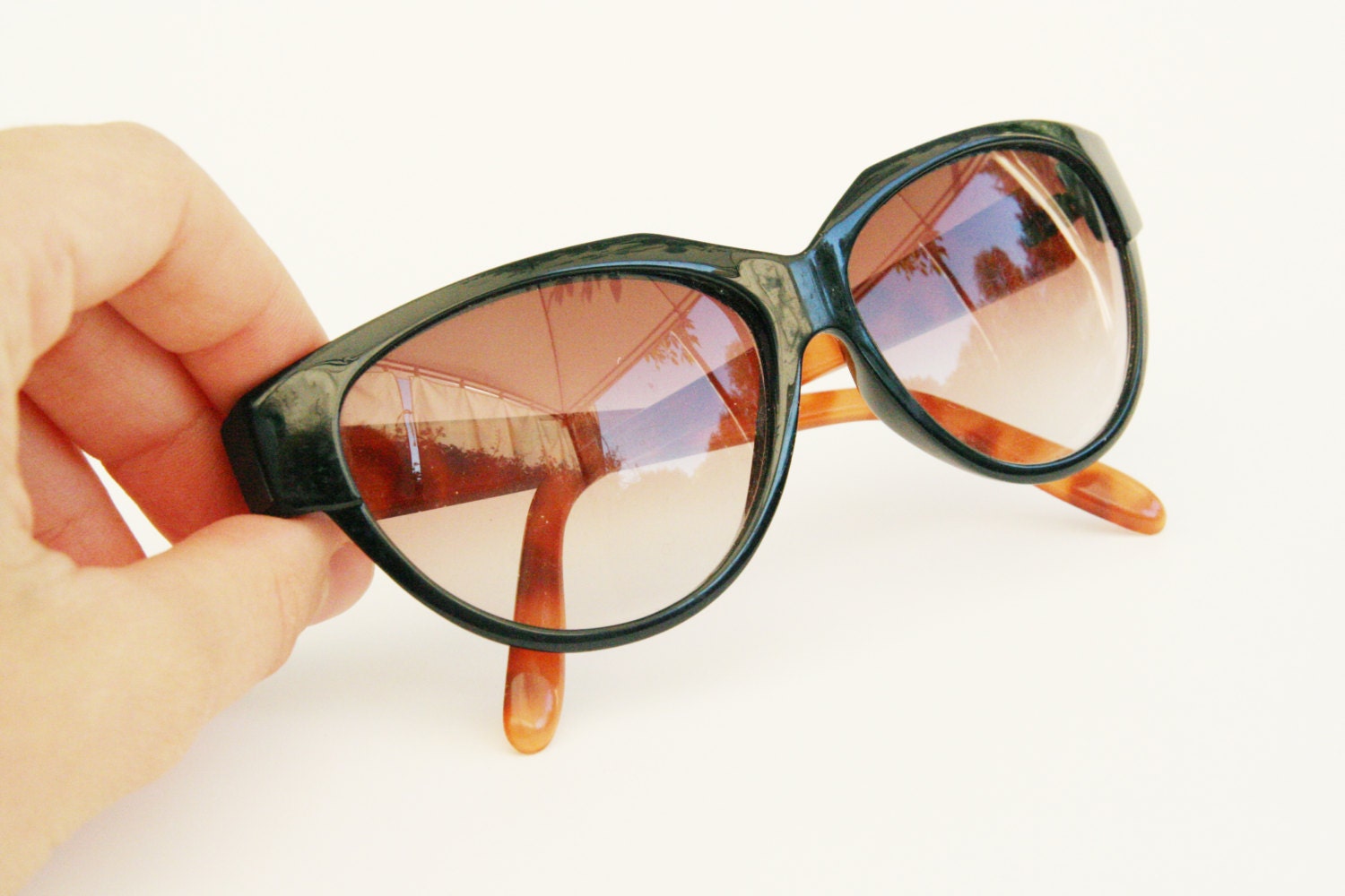 Vintage sunglasses with black frame and tortoise shell, orange hombre lents